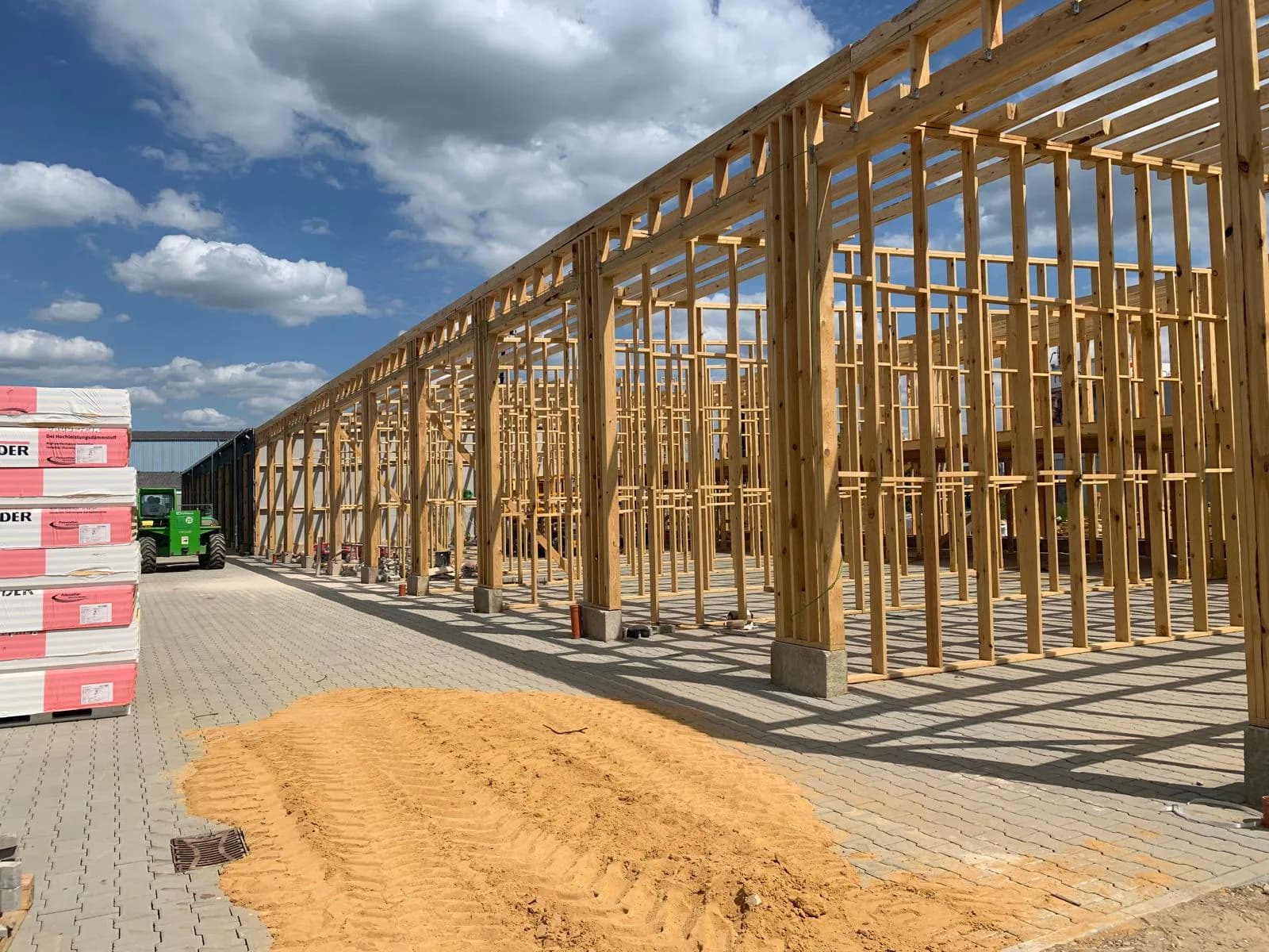 Holzrahmenbau einer Halle während der Montage